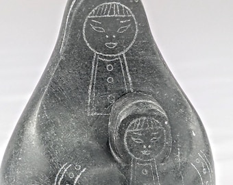 Steinskulptur einer Mutter mit Kind im Vintage-Stil der Inuit | Arktische Volkskunst-Skulptur