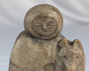 Vintage, handgeschnitzte Arktisfigur aus Stein mit Hund, 7,6 cm (3 Zoll), Volkskunstskulptur