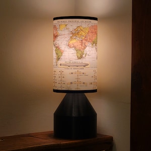 Lampes de table parfaites pour votre lampe de bureau préférée ou partout où vous avez besoin de design, de lumière et de style "Lampe d'art "Fly Boyz", lampe d'accent, carte du monde