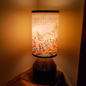 Tischlampen perfekt für Ihre Lieblings-Schreibtischlampe oder überall, wo Sie Design, Licht und Stil benötigen. Kartenlampe, Fluss- und Bergelampe, Kunstlampe