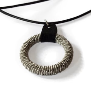 O-ring L Sami Necklace, lederen ketting, Zweedse Scandinavische Design