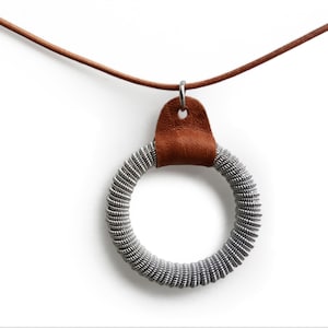 O-ring L Sami-ketting, leren ketting, Zweeds Scandinavisch design