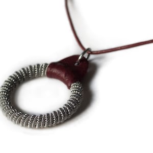 O-ring S Sami-ketting, leren ketting, Zweeds Scandinavisch design