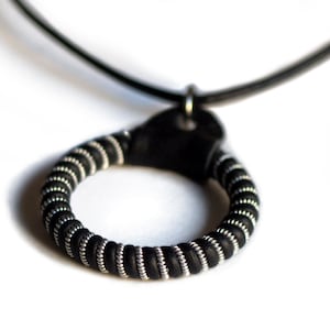 O-ring gestreepte S Sami-ketting, leren ketting, Swedish Nordic Design