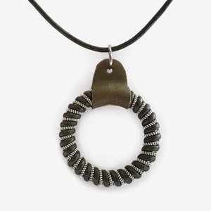 O-ring gestreepte L Sami-ketting, leren ketting, Swedish Nordic Design