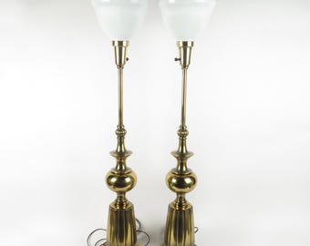 Paar Stiffel Torchiere Tischlampen Vintage Gold Messing Milchglasschirme