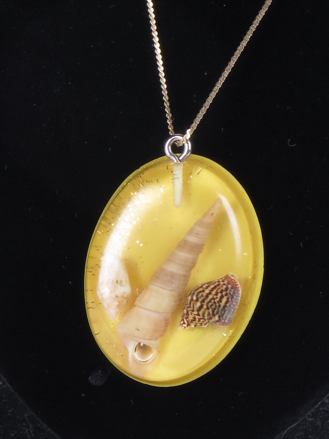 Vintage Gold Tone Costume Chain Necklace Yellow Seashell Pendant Beach