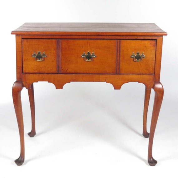 Antique Lowboy Table Queen Anne Tiger Maple Wood 19th Century Antique Lowboy Table Queen Anne Tiger Maple Wood 19th Century Modified