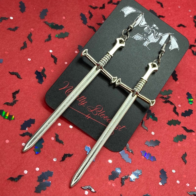 Extra Long Medieval Sword Charm Earrings bild 3