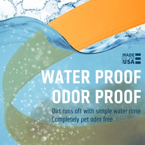 Puede incluir: Un producto naranja en agua, con el texto "WATER PROOF" y "ODOR PROOF". La imagen tambi&eacute;n incluye el texto "MADE in the USA" e indica que la suciedad se enjuaga f&aacute;cilmente y es completamente libre de olores de mascotas.