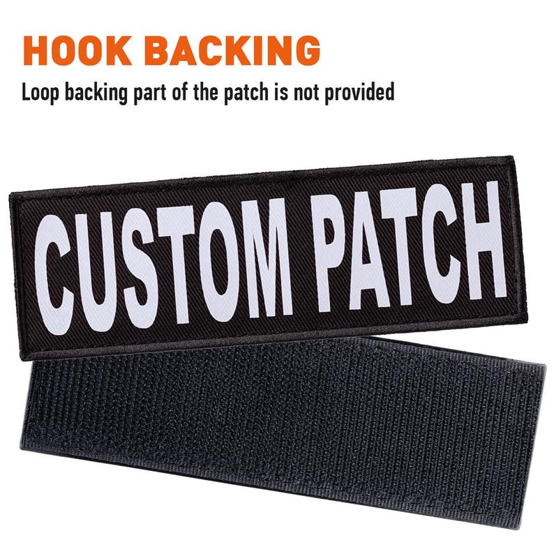 Może przedstawiać: Czarno-biała spersonalizowana łatka z tekstem "CUSTOM PATCH" na czarnym tle. Łatka ma zapięcie na rzep.