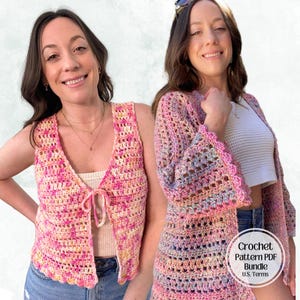 Könnte beinhalten: Zwei Häkelkleidungsstücke in Rosa-, Gelb- und Pfirsichtönen. Eines ist eine ärmellose Weste mit Kordelverschluss, das andere ein langer Cardigan mit Glockenärmeln. Die Kleidungsstücke sind Teil eines Häkelmuster-PDF-Pakets.