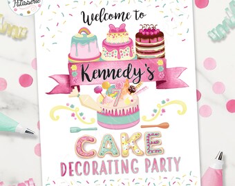 Könnte beinhalten: Ein farbenfrohes Party-Schild mit dem Text "Welcome to Kennedy's Cake Decorating Party". Das Schild zeigt Illustrationen von Kuchen, Streuseln und einem rosa Banner. Das Schild ist mit rosa und gelben Akzenten verziert.