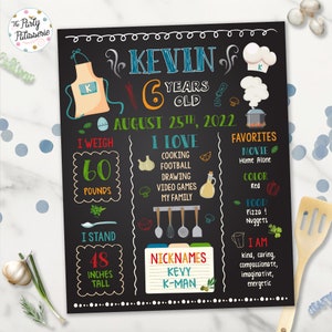 Könnte beinhalten: Ein schwarzes Schild im Stil einer Kreidetafel für einen Jungen namens Kevin, der am 25. August 2022 seinen 6. Geburtstag feiert. Das Schild enthält Details über Kevins Größe, Gewicht, Lieblingsdinge und Persönlichkeitsmerkmale.