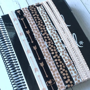 Justerbart kalenderarmband, även bokmärkes-, antecknings- eller surfplattaarmband, välj ditt eget, svart eller vitt och roséguldfärgade folietryck.