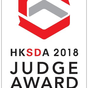 Peut inclure: Image verticale avec un logo g&eacute;om&eacute;trique rouge et gris en haut, suivi du texte "HKSDA 2018 JUDGE AWARD" en noir et des caract&egrave;res chinois en dessous. Le logo est un hexagone rouge avec un int&eacute;rieur gris.