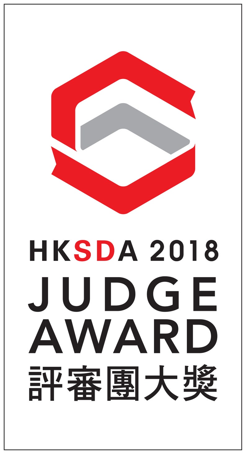 Peut inclure: Image verticale avec un logo g&eacute;om&eacute;trique rouge et gris en haut, suivi du texte "HKSDA 2018 JUDGE AWARD" en noir et des caract&egrave;res chinois en dessous. Le logo est un hexagone rouge avec un int&eacute;rieur gris.
