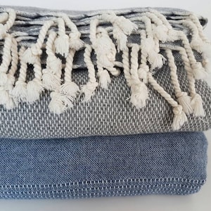 Couverture de jet de laine d’agneau doux - Gris Denim Blue Merino Wool throw - Couch throw - UltraSoft Wool Throw - Wool Coverlet - Cozy Gift for Friend
