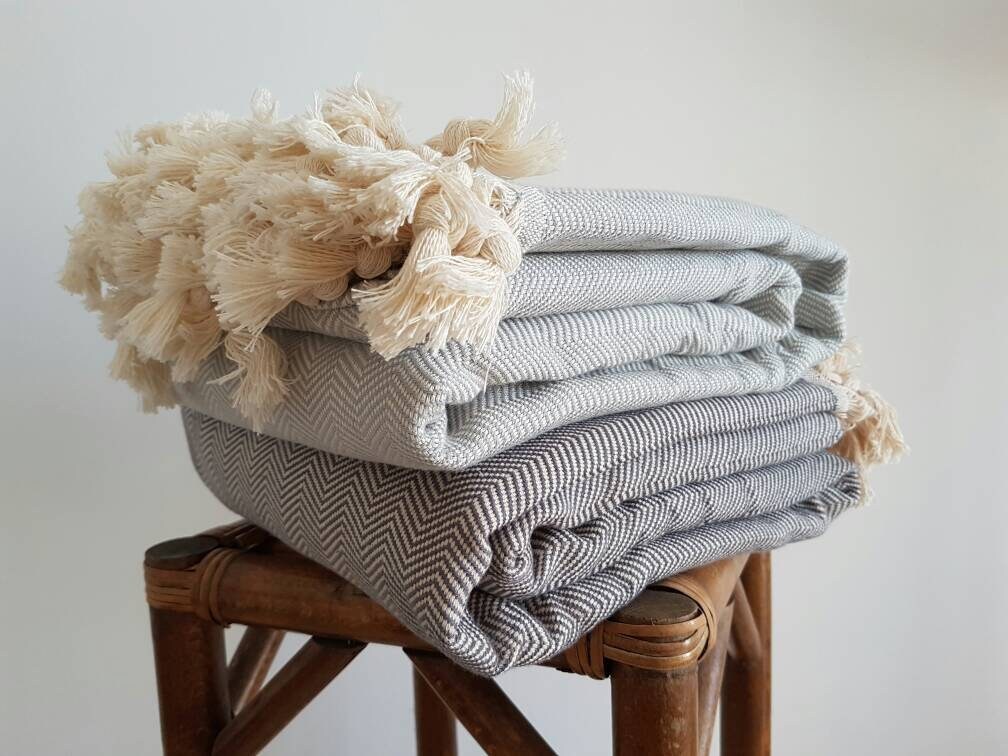 グレー シェブロン ブランケット - LoomWoven ベッドカバー - フリンジ