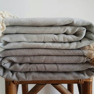 GREY Chevron Coperta - LoomWoven BedCover - Grigio Bedspread con frange - Grande coperta familiare - coperta a spina di pesce - accogliente grigio lovers regalo