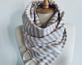 Bufanda de rayas de verano - bufanda de mujer blanca beige - envoltura de algodón ligero - playa Sarong Pareo - detalles del traje de verano - pañuelo de cabeza de viaje