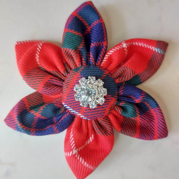 Broche écossaise Fraser moderne faite main avec fleurs en tartan rouge et strass