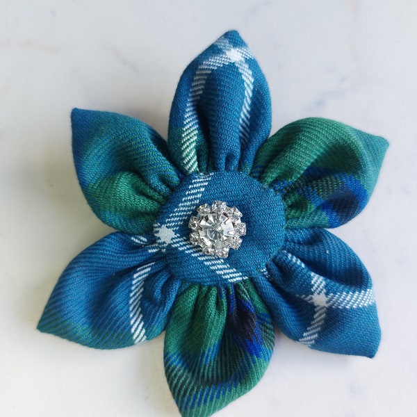 Broche écossaise avec strass et fleurs en tartan ancien Douglas