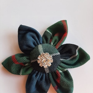 Broche écossaise avec strass et fleurs en tartan ancien Colquhoun