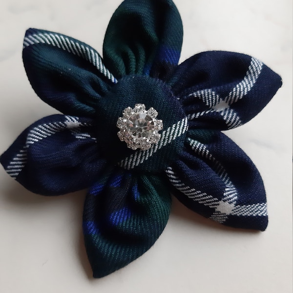 Broche écossaise moderne avec strass et fleurs en tartan Douglas