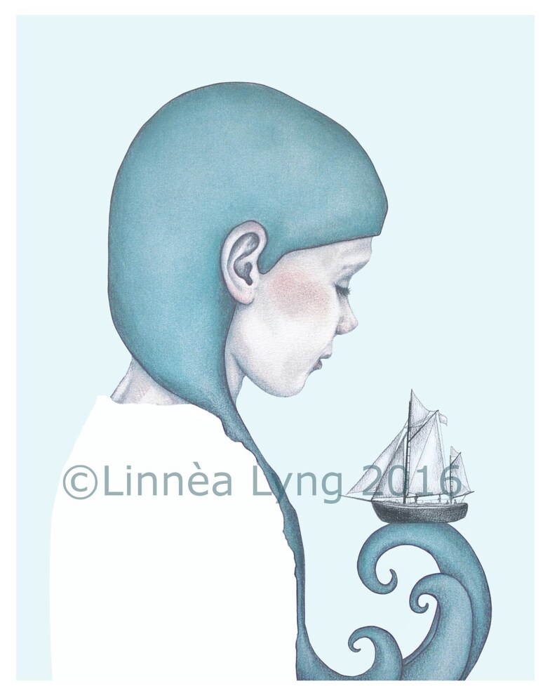 Może przedstawiać: Niebiesko-biała ilustracja dziecka w niebieskiej czapce, patrzącego w d&oacute;ł na mały żaglowiec na fali. Tekst "&copy;Linn&egrave;a Lyng 2016" jest widoczny w lewym dolnym rogu.