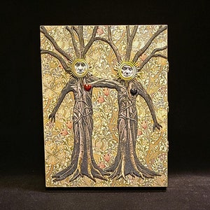 Könnte beinhalten: Ein Mixed-Media-Kunstwerk mit zwei stilisierten Bäumen mit menschlichen Gesichtern und einem floralen Hintergrund. Die Bäume sind miteinander verwoben und haben ein Herz und einen schwarzen Kreis an ihren Stämmen.