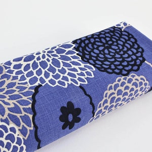 Tessuto giapponese Kiku crisantemo in stile retrò sfondo blu -50cm- Tessuti giapponesi, Kobayashi, Tessuto retrò, Fiore retrò, grande fiore