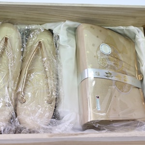Gold Zori and clutch with their box, Zōri, pink Zōri, Kimono sandals, Japanese sandals, Japanese shoes, Zori and pouch, golden purse