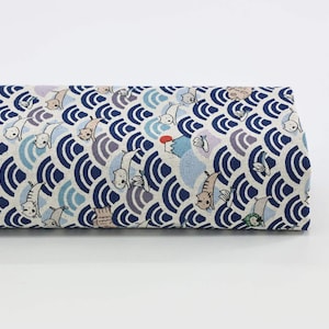 Könnte beinhalten: Weißer Stoff mit einem blauen und weißen Wellenmuster und einem sich wiederholenden Muster von Comic-Katzen.