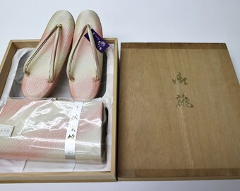 Gold pink Zori and pouch with their box, Zōri, pink Zōri, Kimono sandals, Japanese sandals, Japanese shoes, Zori and pouch, golden purse