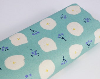 Japanskt bomullsoxfordtyg med blommig ecrublå bakgrund - 50 cm, japanskt tyg, oxfordbomull, japansk bomullsoxford, blommönster oxford