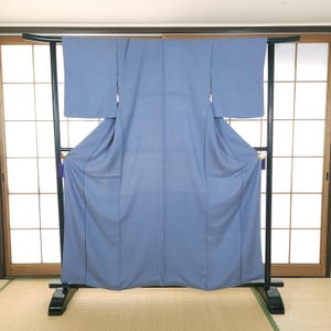 Hellblauer Iromuji-Kimono mit Sayagata-Muster, blauer Kimono, schlichter Kimono, Iromuji, hellblauer Brokatstoff, Sayagata-Brokat-Kimono, blau