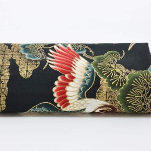 Tecido japonês Tsuru Kame com nuvens douradas em fundo preto - 50cm - Tecidos japoneses, grou japonês, Tsuru, 鶴, Porta de colcha, grou dourado, Kame, 松