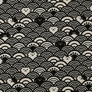 Op de afbeelding: Zwart-witte stof met een herhalend patroon van katten en golven. De katten zijn gestileerd en hebben een eenvoudig ontwerp. De golven zijn in een traditioneel Japans patroon.