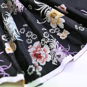 Schwarzer Jacquard-Brokat mit bunten Blumen – 50 cm, Brokat, schwarzer Brokatstoff, schwarzer Jacquard, Chrysanthemen-Brokat, schwarzer Chrysanthemen-Jacquard