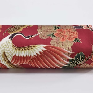 Tecido japonês Tsuru Kame com nuvens douradas em fundo vermelho - 50cm - Tecidos japoneses, grou japonês, Tsuru, 鶴, Porta de colcha, grou dourado, Kame, 松