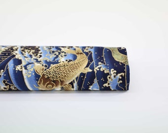 Tissu carpes dorées dans vagues bleues -50cm- Tissus Japonais, carpes Japonais, tissu poisson, poisson Japonais, tissu vague Japonais, carpe