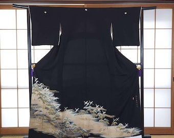Kimono Kuro Tomesode con grullas y bosque de pinos, kimono japonés, kimono negro, ceremonial japonés, tela de crepé negra, kimono tradicional