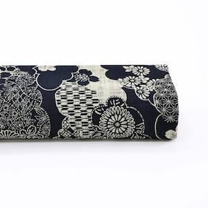 Può includere: Tessuto arrotolato con un motivo floreale di ispirazione giapponese. Il materiale blu navy presenta fiori bianchi e forme geometriche. Adatto per artigianato o decorazioni per la casa.
