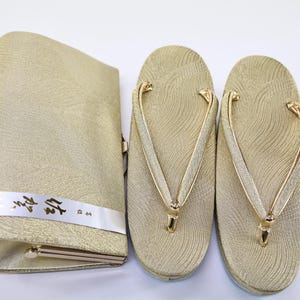 Zori and clutch in gold brocade, Zōri, pink Zōri, Kimono sandals, Japanese sandals, Japan shoes, Zori and pouch, golden purse, gold brocade