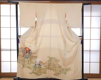 Iro Tomesode Kimono con diseño de teatro Noh, 留袖, técnica Yuzen, teatro japonés, 能楽, brocado, jacquard, bordado dorado, motivo geométrico