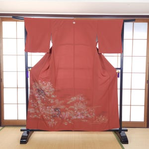 Koralowo-czerwony Iro Tomesode z kwiatowymi wozami, czerwone kimono, kimono z krepy, Iro Tomesode, japońskie wozy, japońskie kwiaty, koralowo-czerwony
