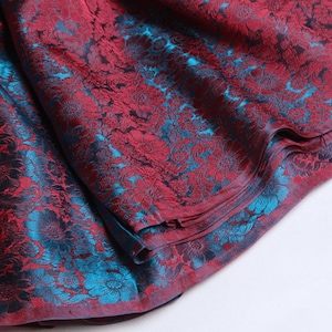 Brocart de soie rose rouge effet bleu - 50cm, brocart fleuri, brocart, brocart en soie, brocart rouge, tissu brocart rouge, soie rouge, soie