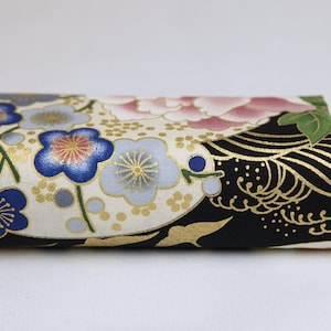 Goldener japanischer Stoff mit Pfauenkranichen-Blumen auf schwarzem Hintergrund – 50 cm, Chrysanthemen-Blumenmuster, goldener japanischer Stoff, goldene Blumen, japanische Chrysantheme