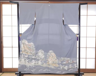 Iro Tomesode gris con paisaje Yuzen, Kimono Yuzen gris, 留袖, técnica Yuzen, mar japonés, montaña, pastel, ola del océano, bordado dorado
